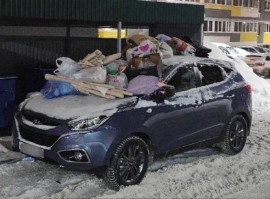 В одном из дворов Йошкар-Олы местные жители забросали машину мусорными мешками
