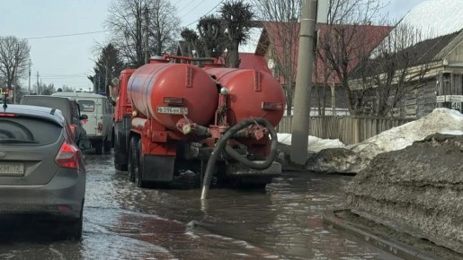 На улицах Йошкар-Олы откачивают воду