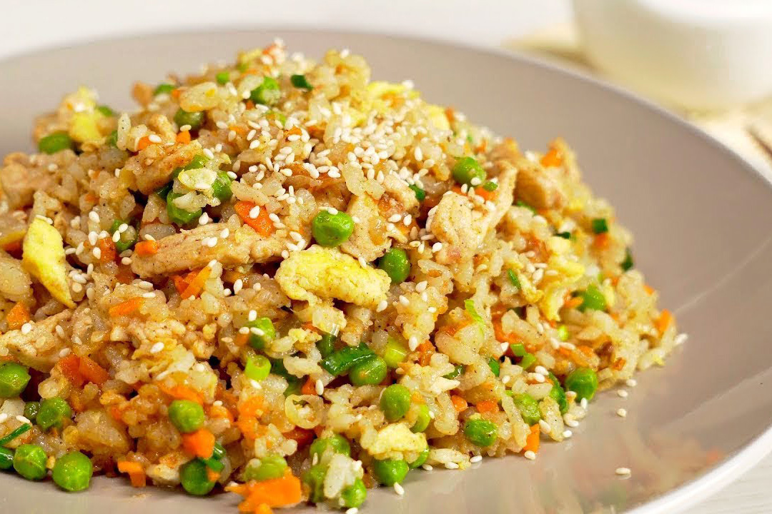 Восточная изюминка: как быстро приготовить рис по-тайски с курицей и овощами