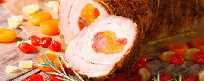 Как приготовить нежный свиной рулет с курагой и вишней