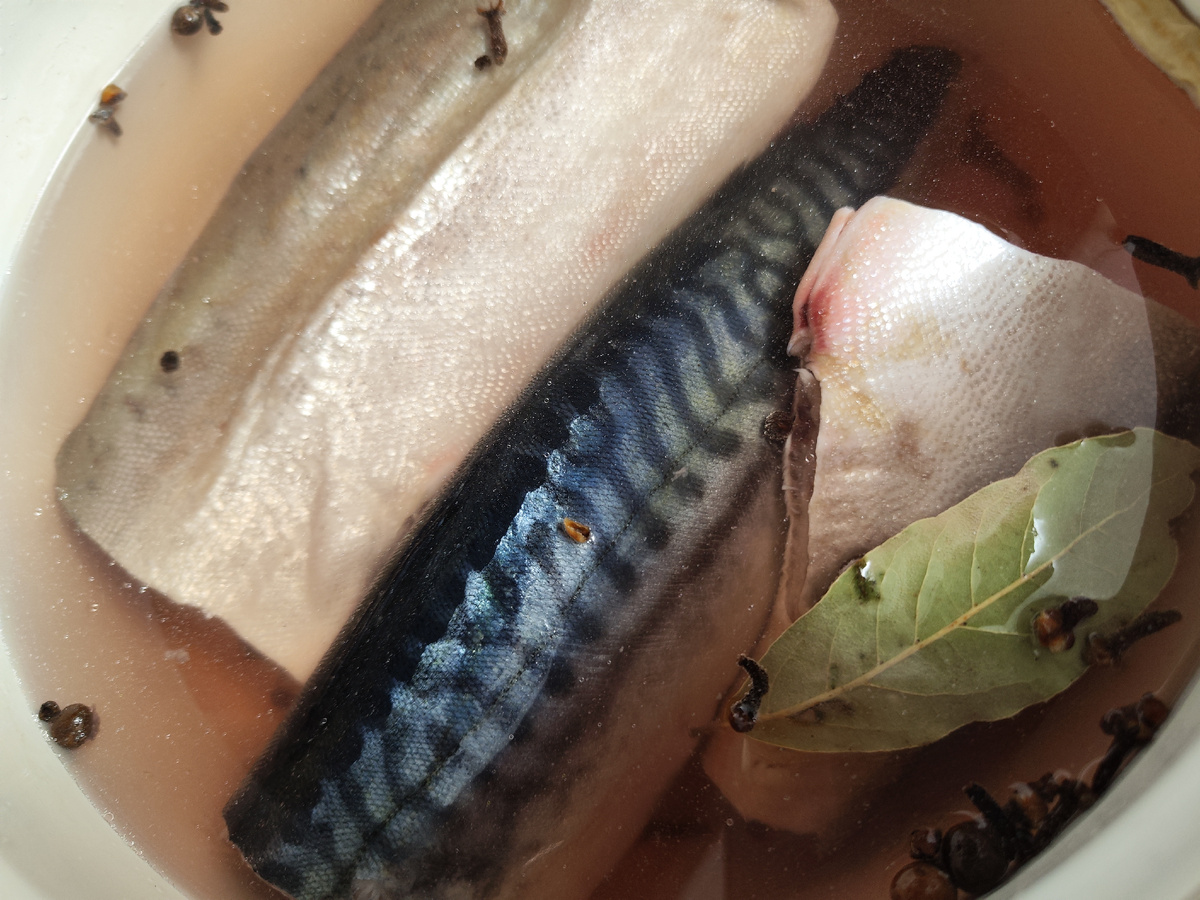 Как приготовить рулет горячего копчения из рыбы в домашних условиях