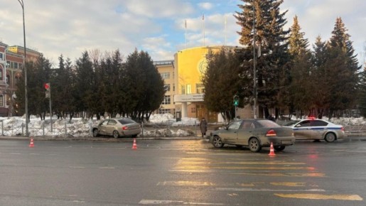 В центре Йошкар-Олы водитель Skoda снёс дорожное ограждение