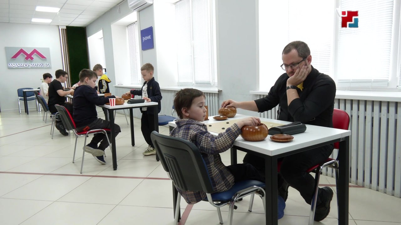 Го – древняя игра, в которой важно умение просчитывать ситуацию на несколько шагов вперёд