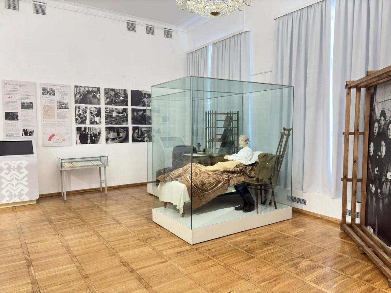 Сенатор РФ Сергей Мартынов посетил в Йошкар-Оле патриотическую выставку «Тихий фронт» Сенатор РФ Сергей Мартынов посетил в Йошкар-Оле патриотическую выставку «Тихий фронт»