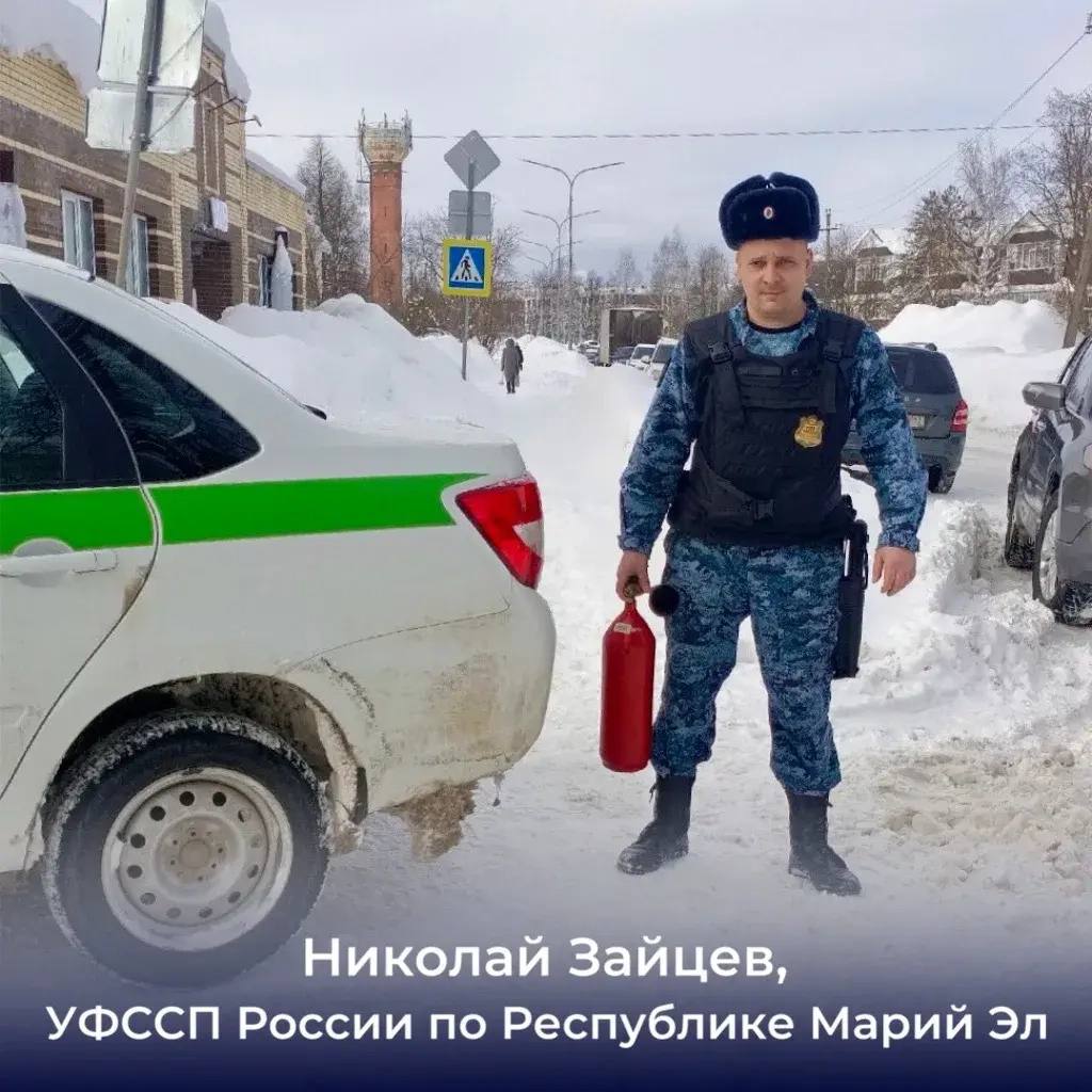 Сотрудник ГУФССП России по Донецкой Народной Республике Игорь Белоножко спас девушку из автомобиля после ДТП: он вытащил пострадавшую из машины, из-под капота которой уже шёл дым, оказал первую помощь, вызвал медиков и... Сотрудник ГУФССП России по Донецкой Народной Республике Игорь Белоножко спас девушку из автомобиля после ДТП: он вытащил пострадавшую из машины, из-под капота которой уже шёл дым, оказал первую помощь, вызвал медиков и...