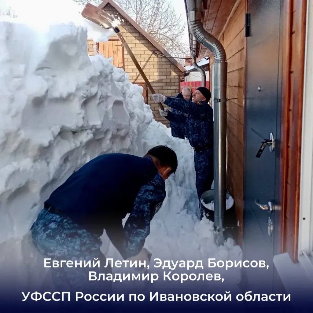 Сотрудник ГУФССП России по Донецкой Народной Республике Игорь Белоножко спас девушку из автомобиля после ДТП: он вытащил пострадавшую из машины, из-под капота которой уже шёл дым, оказал первую помощь, вызвал медиков и... Сотрудник ГУФССП России по Донецкой Народной Республике Игорь Белоножко спас девушку из автомобиля после ДТП: он вытащил пострадавшую из машины, из-под капота которой уже шёл дым, оказал первую помощь, вызвал медиков и...