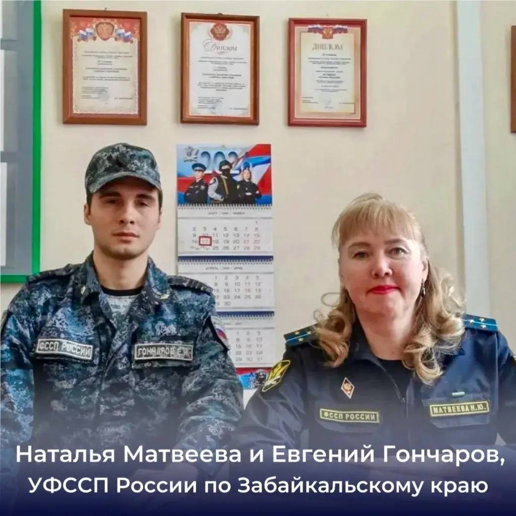 Сотрудник ГУФССП России по Донецкой Народной Республике Игорь Белоножко спас девушку из автомобиля после ДТП: он вытащил пострадавшую из машины, из-под капота которой уже шёл дым, оказал первую помощь, вызвал медиков и... Сотрудник ГУФССП России по Донецкой Народной Республике Игорь Белоножко спас девушку из автомобиля после ДТП: он вытащил пострадавшую из машины, из-под капота которой уже шёл дым, оказал первую помощь, вызвал медиков и...