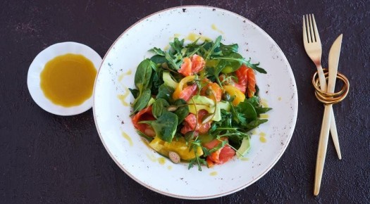 Необычный салат с копченым лососем и солеными лимонами для праздника