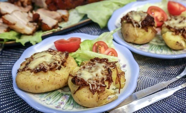 Необычный гарнир: мятый картофель с сыром и луком