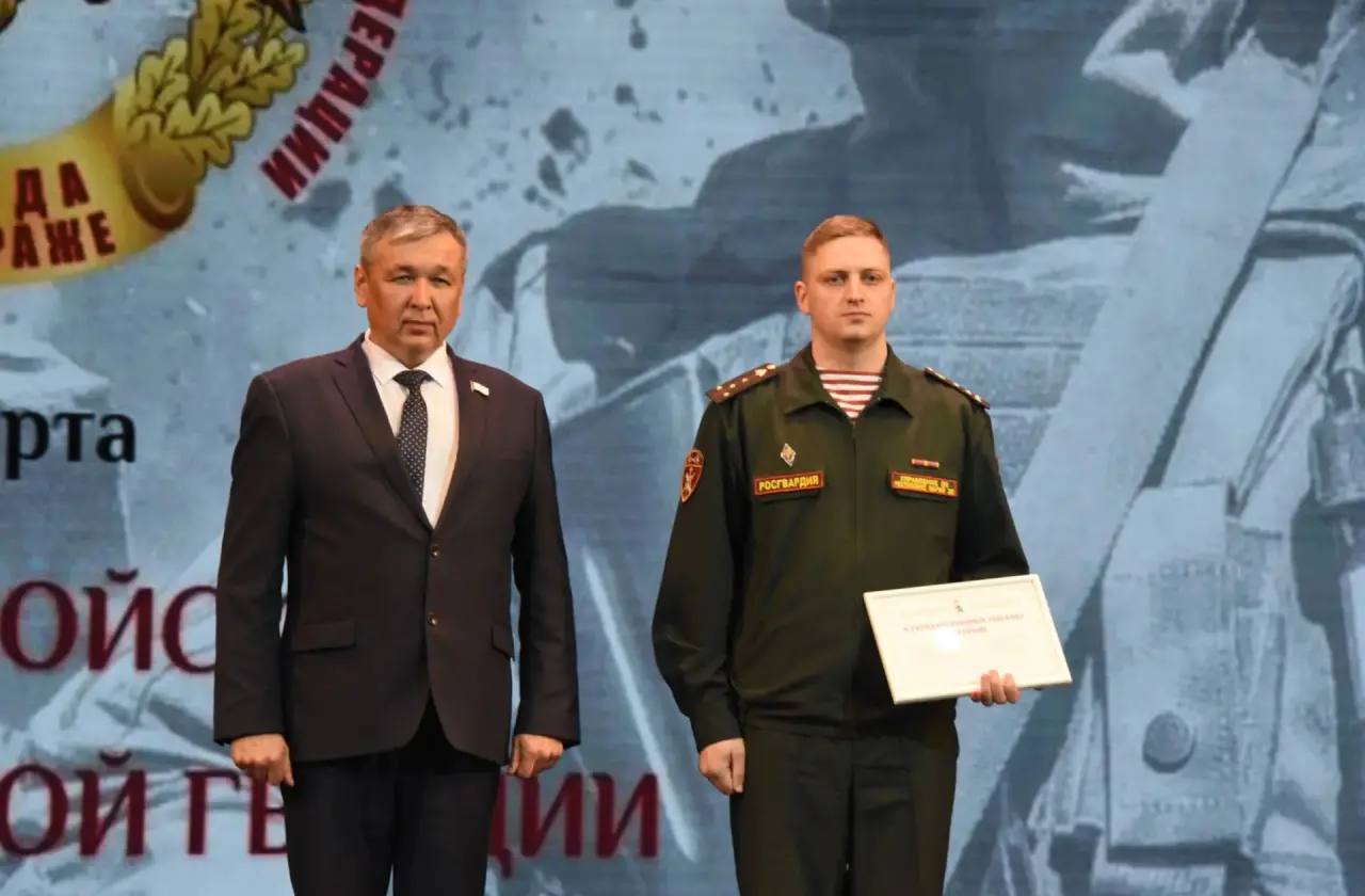 Александр Майоров поздравил сотрудников Росгвардии с профессиональным праздником и вручил благодарственные письма Александр Майоров поздравил сотрудников Росгвардии с профессиональным праздником и вручил благодарственные письма