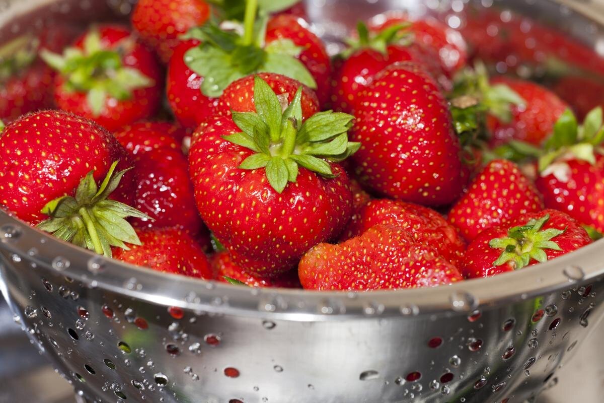 Как правильно мыть клубнику, чтобы избежать неприятностей