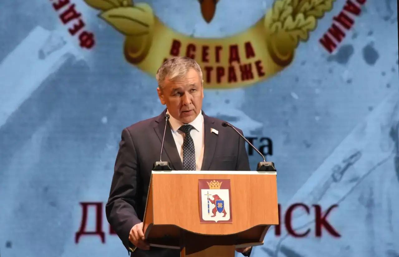 Александр Майоров поздравил сотрудников Росгвардии с профессиональным праздником и вручил благодарственные письма Александр Майоров поздравил сотрудников Росгвардии с профессиональным праздником и вручил благодарственные письма