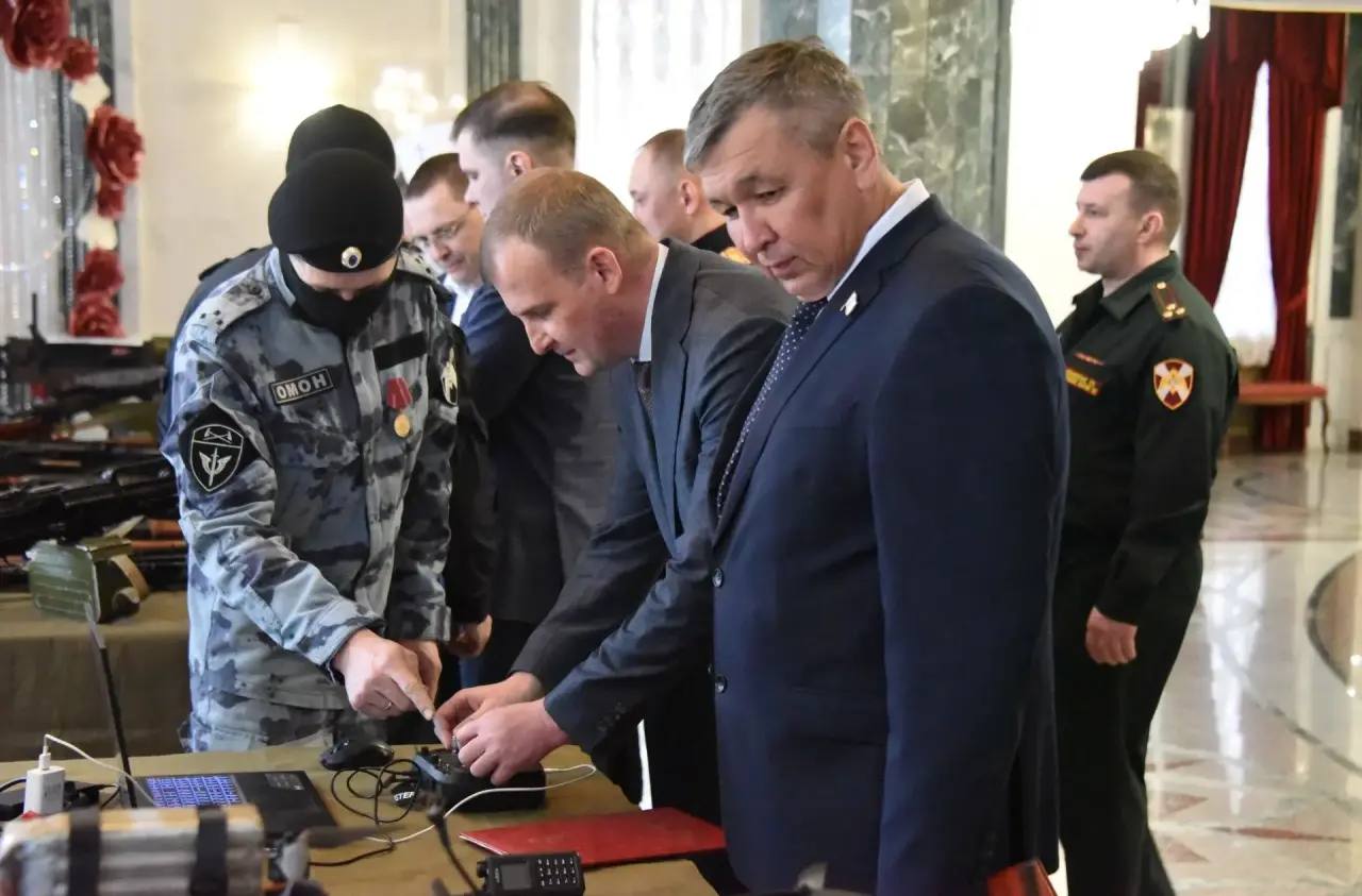 Александр Майоров поздравил сотрудников Росгвардии с профессиональным праздником и вручил благодарственные письма Александр Майоров поздравил сотрудников Росгвардии с профессиональным праздником и вручил благодарственные письма