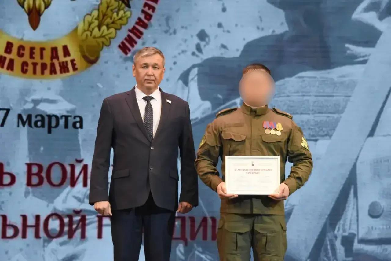 Александр Майоров поздравил сотрудников Росгвардии с профессиональным праздником и вручил благодарственные письма Александр Майоров поздравил сотрудников Росгвардии с профессиональным праздником и вручил благодарственные письма