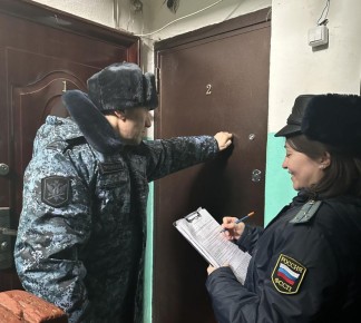 Жительница Горномарийского района, задолжавшая своему ребенку более 150 000 рублей, спряталась от судебных приставов в детской кроватке, накрывшись грудой вещей