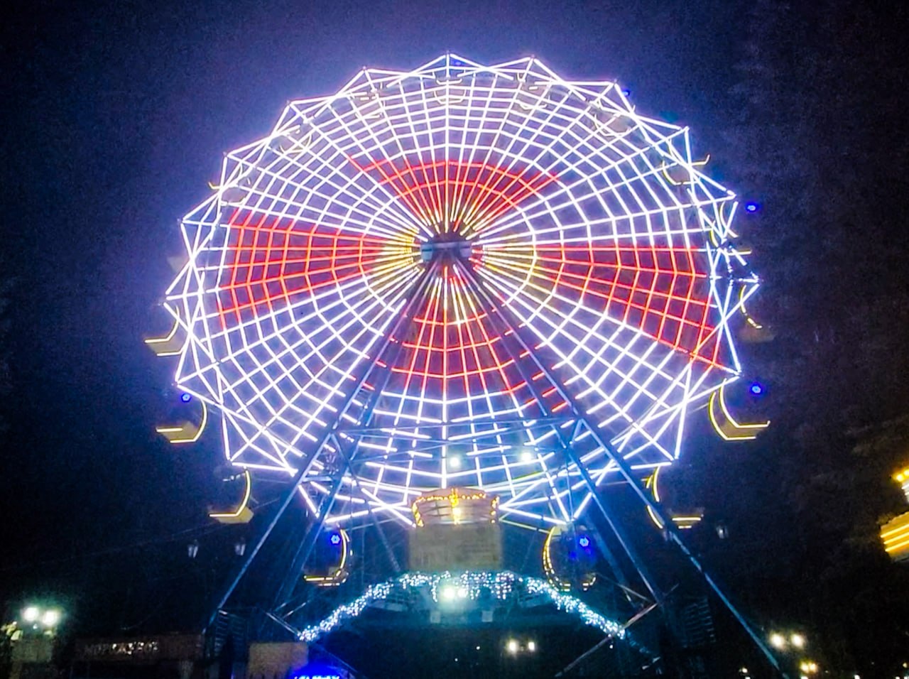 В Йошкар-Оле сегодня, 27 марта, на колесо обозрения в Центральном парке засияет в цветах Росгвардии