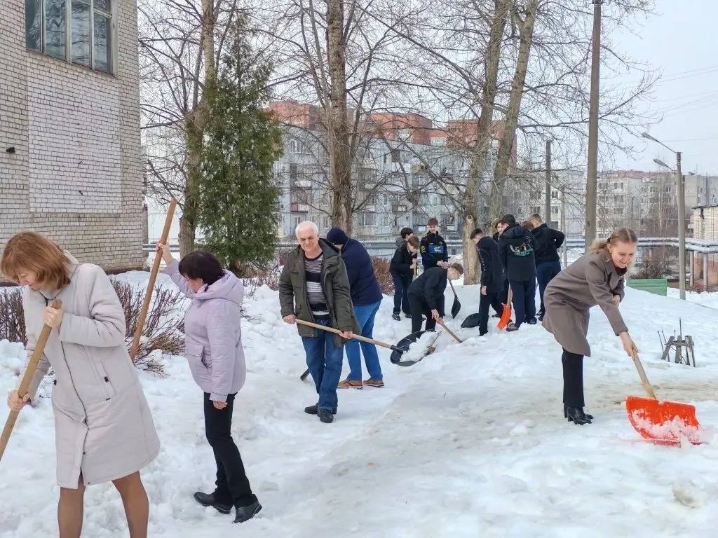 Первый весенний субботник объединил жителей Йошкар-Олы разных профессий, школьников и студентов Первый весенний субботник объединил жителей Йошкар-Олы разных профессий, школьников и студентов