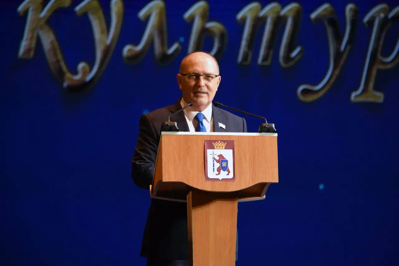 Спикер парламента вручил награды работникам культуры по случаю профессиональных праздников