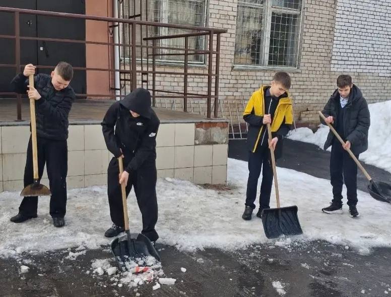 Первый весенний субботник объединил жителей Йошкар-Олы разных профессий, школьников и студентов Первый весенний субботник объединил жителей Йошкар-Олы разных профессий, школьников и студентов