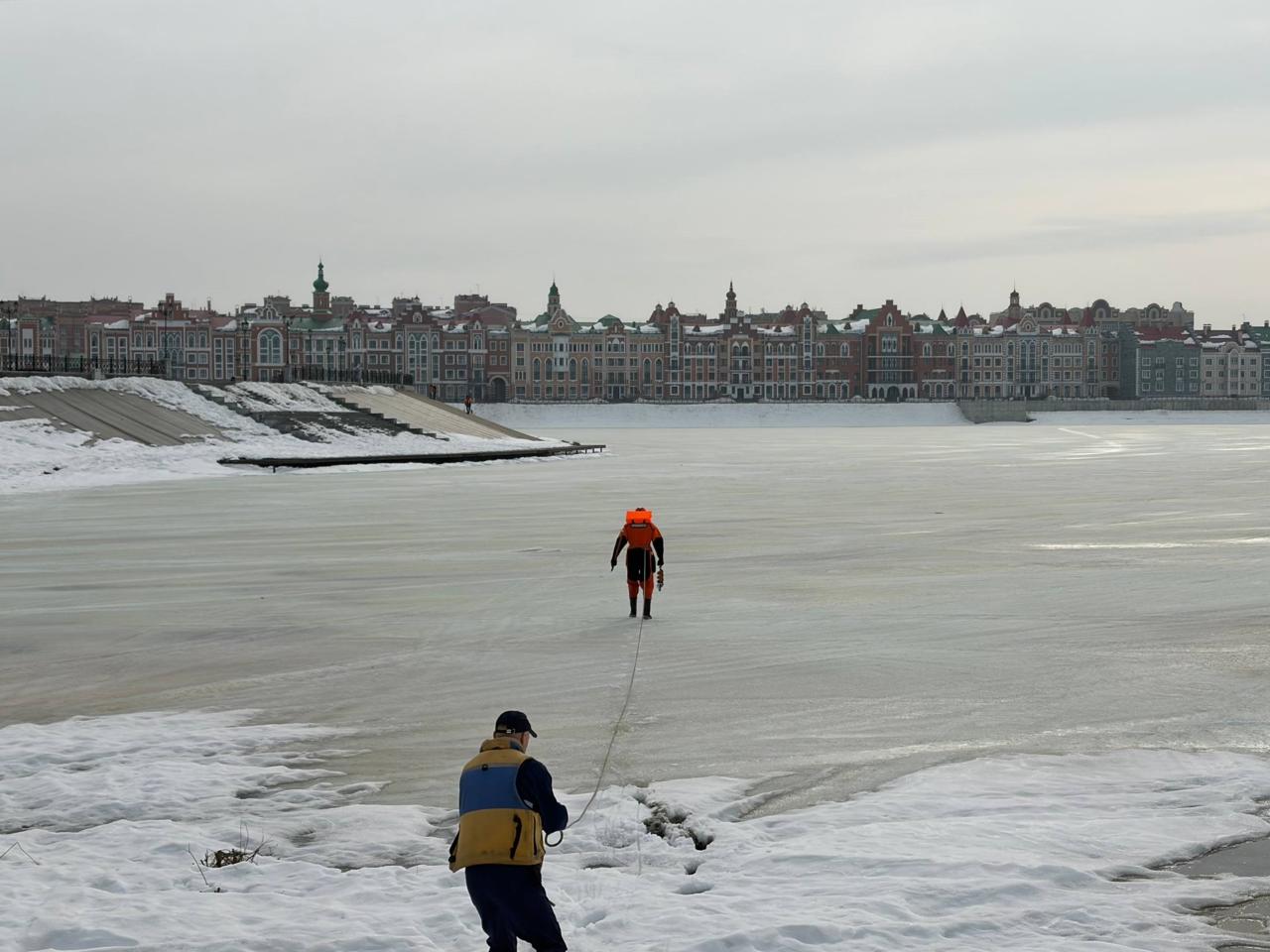 Спасатели МАСС провели еще одни замеры льда на реках Марий Эл. На этот раз кроме промоин на Малой Кокшаге заметна и открытая вода