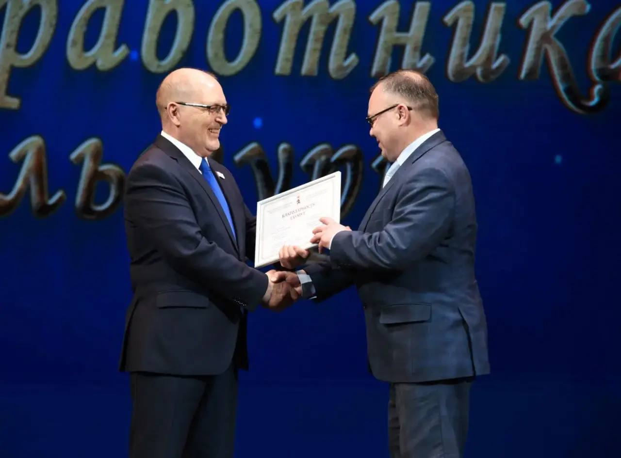 Спикер парламента вручил награды работникам культуры по случаю профессиональных праздников Спикер парламента вручил награды работникам культуры по случаю профессиональных праздников