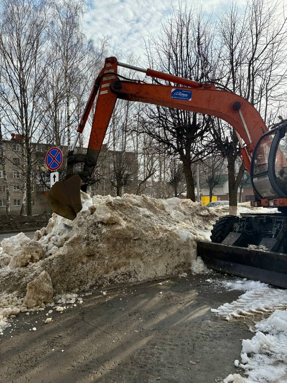 Первый весенний субботник объединил жителей Йошкар-Олы разных профессий, школьников и студентов Первый весенний субботник объединил жителей Йошкар-Олы разных профессий, школьников и студентов