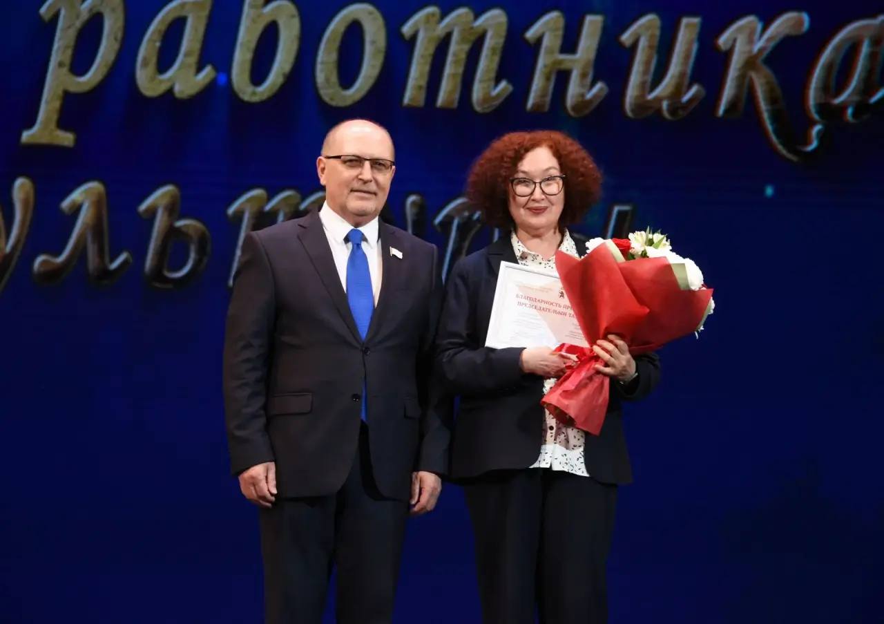 Спикер парламента вручил награды работникам культуры по случаю профессиональных праздников Спикер парламента вручил награды работникам культуры по случаю профессиональных праздников