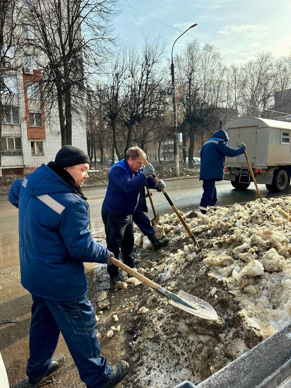 Первый весенний субботник объединил жителей Йошкар-Олы разных профессий, школьников и студентов Первый весенний субботник объединил жителей Йошкар-Олы разных профессий, школьников и студентов