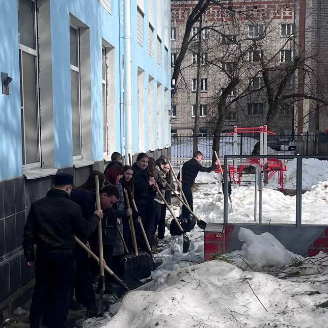 Первый весенний субботник объединил жителей Йошкар-Олы разных профессий, школьников и студентов Первый весенний субботник объединил жителей Йошкар-Олы разных профессий, школьников и студентов