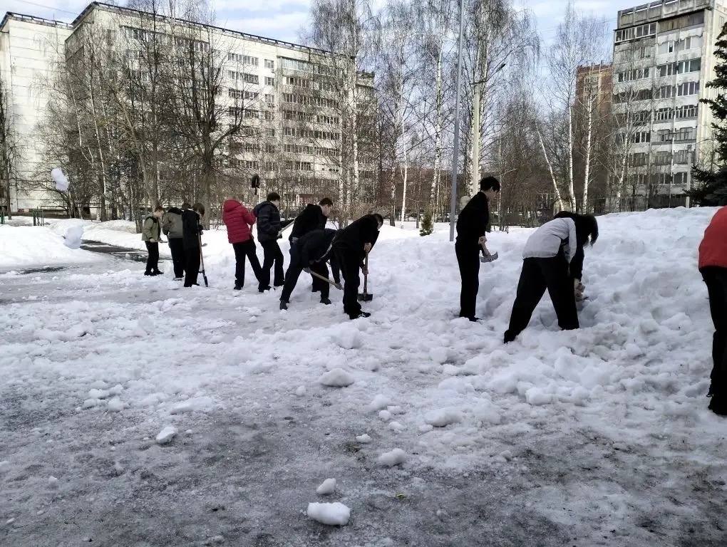 Первый весенний субботник объединил жителей Йошкар-Олы разных профессий, школьников и студентов Первый весенний субботник объединил жителей Йошкар-Олы разных профессий, школьников и студентов