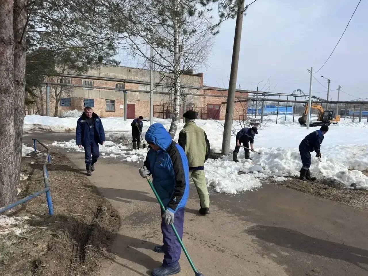 Первый весенний субботник объединил жителей Йошкар-Олы разных профессий, школьников и студентов Первый весенний субботник объединил жителей Йошкар-Олы разных профессий, школьников и студентов