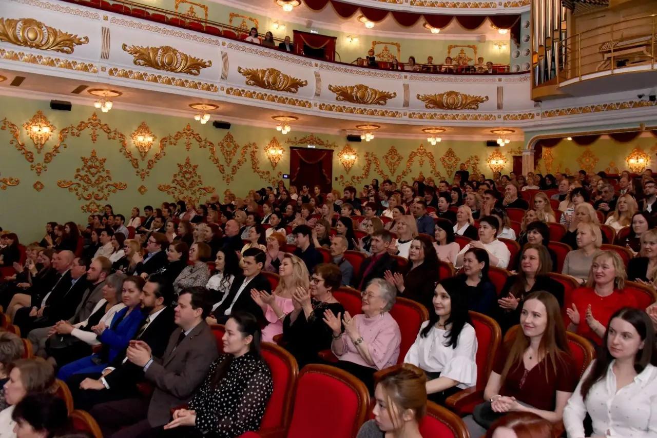 Спикер парламента вручил награды работникам культуры по случаю профессиональных праздников Спикер парламента вручил награды работникам культуры по случаю профессиональных праздников