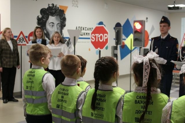 26 марта в йошкаролинской школе №19 прошло торжественное открытие мобильной площадки по безопасности дорожного движения 26 марта в йошкаролинской школе №19 прошло торжественное открытие мобильной площадки по безопасности дорожного движения