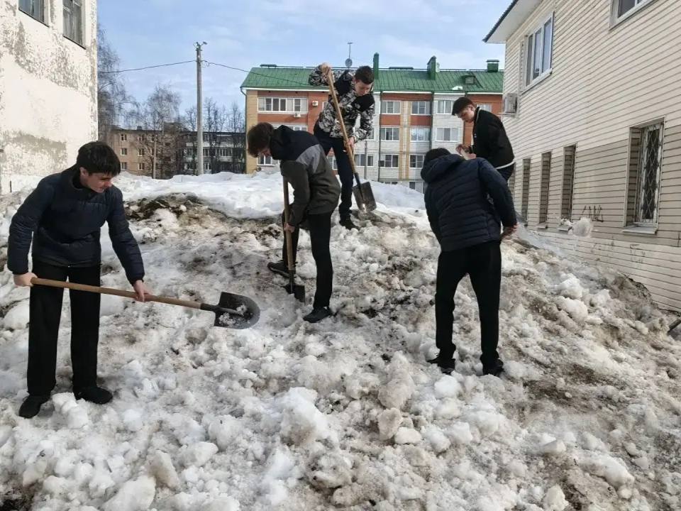 Первый весенний субботник объединил жителей Йошкар-Олы разных профессий, школьников и студентов