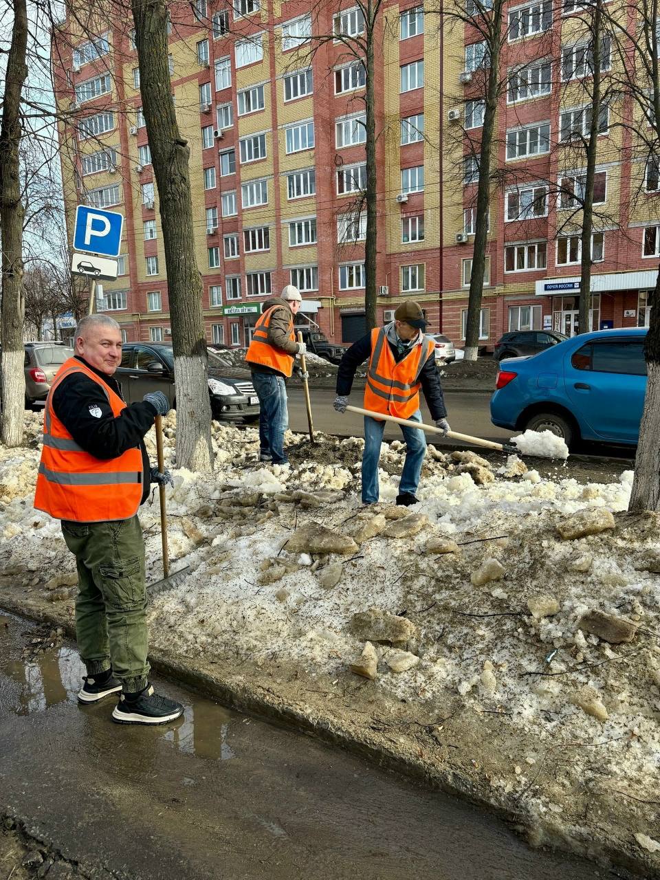 Первый весенний субботник объединил жителей Йошкар-Олы разных профессий, школьников и студентов Первый весенний субботник объединил жителей Йошкар-Олы разных профессий, школьников и студентов