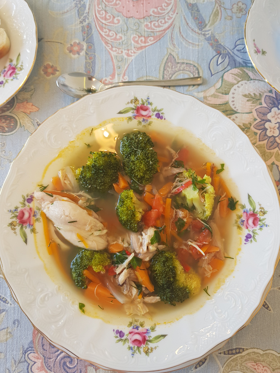 Восхитительный овощной суп с брокколи и курицей