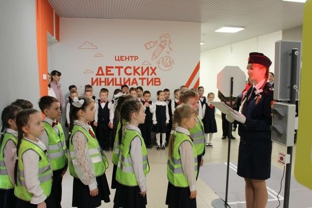 26 марта в йошкаролинской школе №19 прошло торжественное открытие мобильной площадки по безопасности дорожного движения 26 марта в йошкаролинской школе №19 прошло торжественное открытие мобильной площадки по безопасности дорожного движения