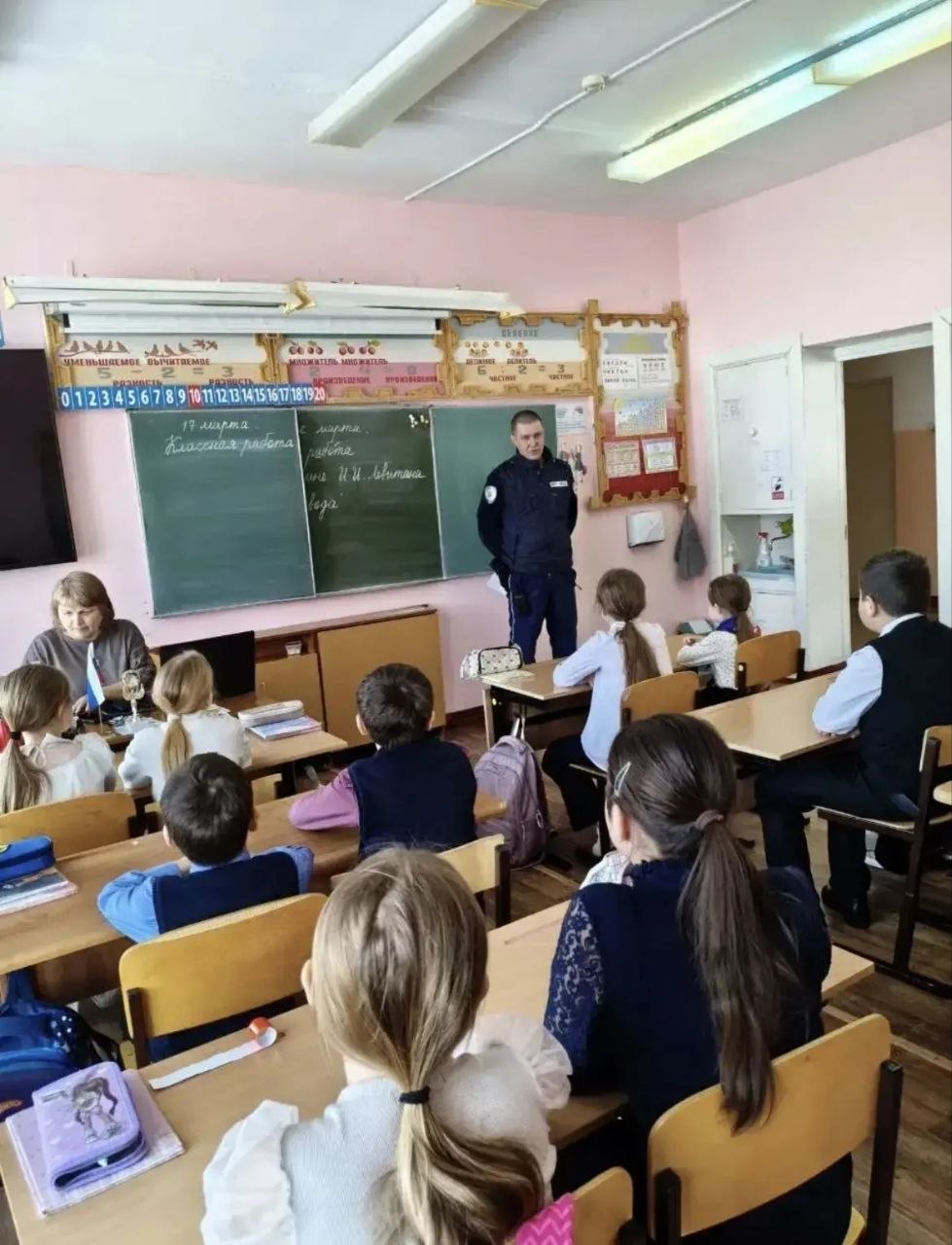 В Советском и Новоторъяльском районах республики полицейские проводят уроки дорожной безопасности В Советском и Новоторъяльском районах республики полицейские проводят уроки дорожной безопасности