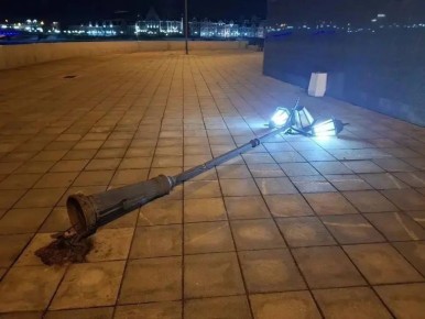 Вот такой фонарь замечен накануне на набережной у Благовещенского собора в Йошкар-Оле