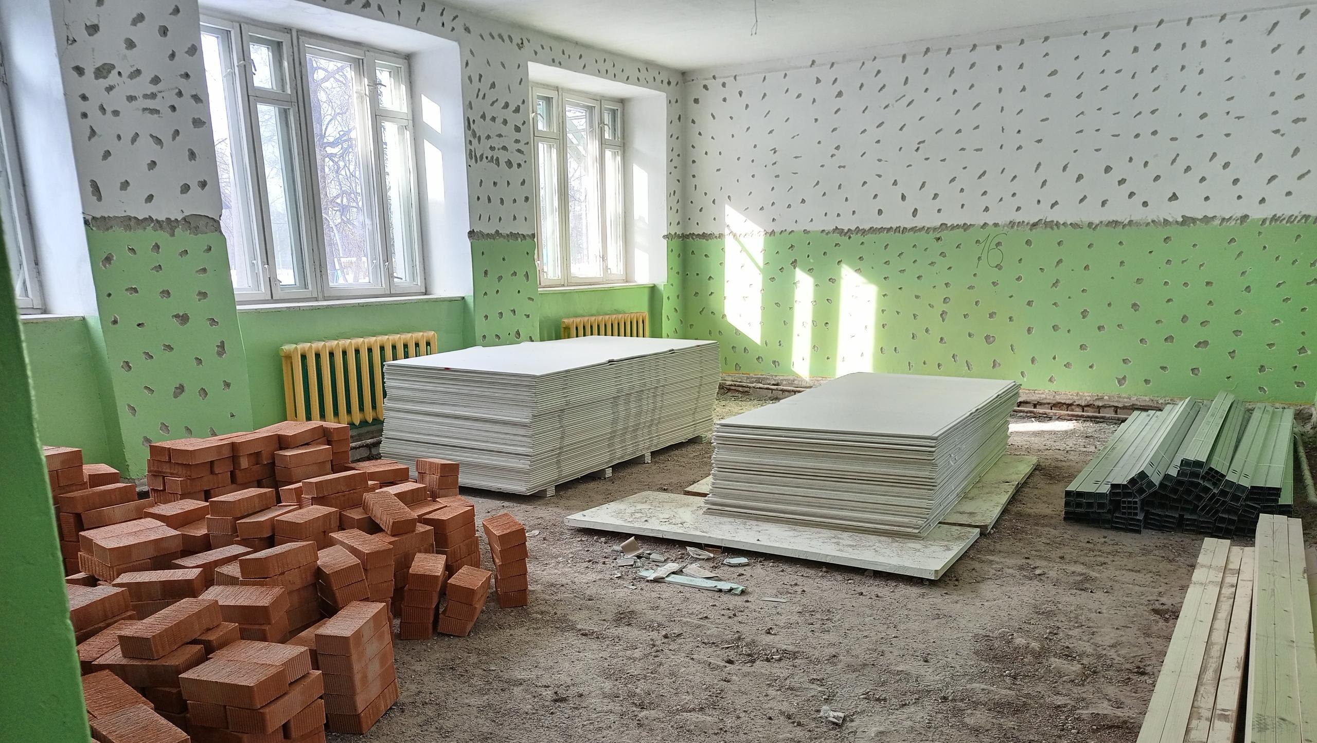 В Юринском детсаду штукатурят стены и завозят материалы для ремонта