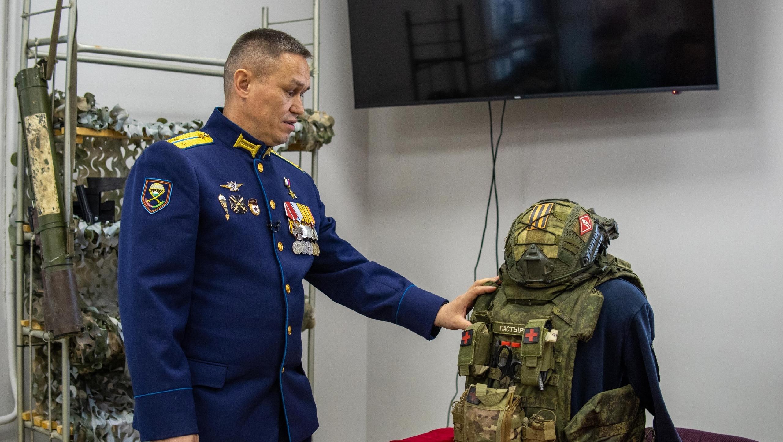 Герой России из Марий Эл передал музею СВО личный бронежилет и каску