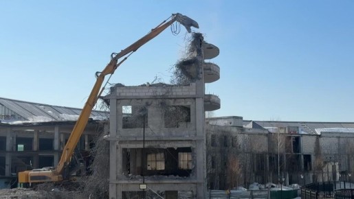 В Йошкар-Оле продолжается снос долгостроя на набережной, около детской поликлиники №3