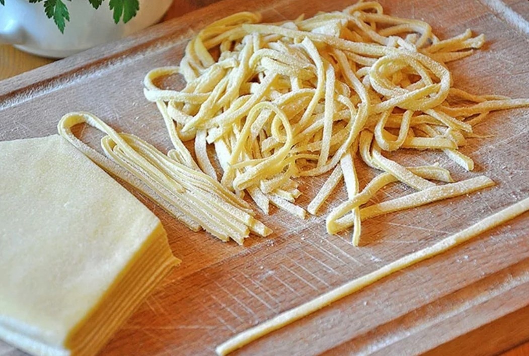 Как приготовить домашнюю лапшу: три простых рецепта