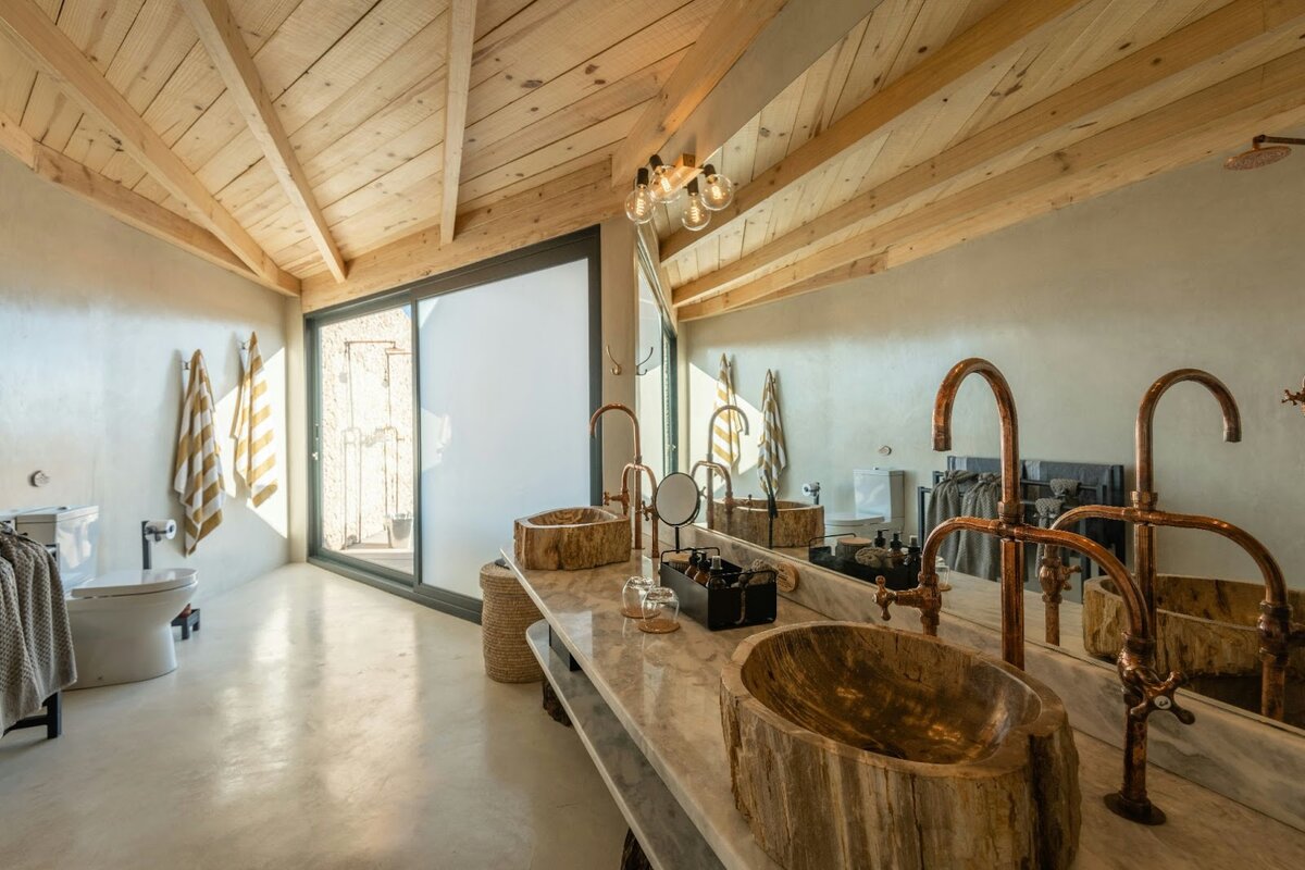 Дерево в ванной: за и против, которые стоит знать