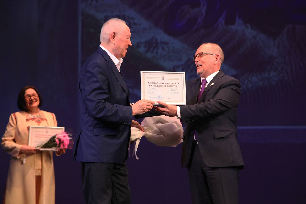 Михаил Васютин вручил награды Марине Почтеневой и создателям программы «Кырык сирем» Михаил Васютин вручил награды Марине Почтеневой и создателям программы «Кырык сирем»