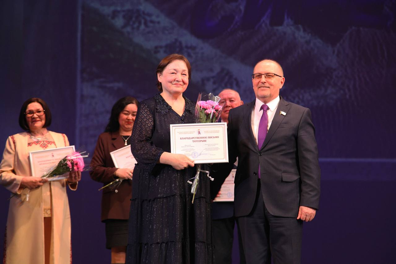 Михаил Васютин вручил награды Марине Почтеневой и создателям программы «Кырык сирем» Михаил Васютин вручил награды Марине Почтеневой и создателям программы «Кырык сирем»