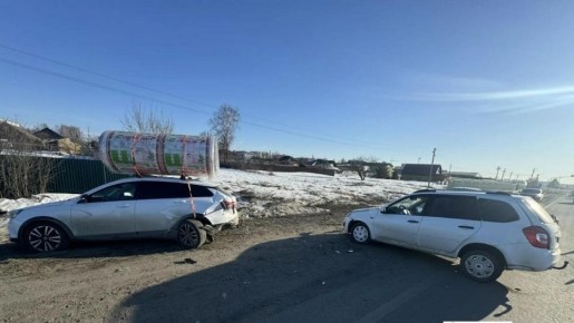 На Сернурском тракте автомобиль сбил человека и врезался в припаркованную машину