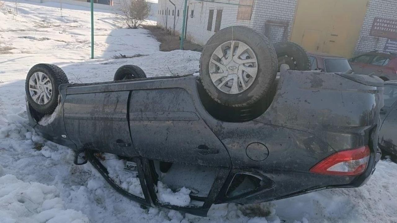 В Волжске «Лада Гранта» приземлилась на крышу перед автосервисом