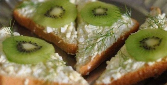 Необычные бутерброды с киви и чесноком для вашего стола