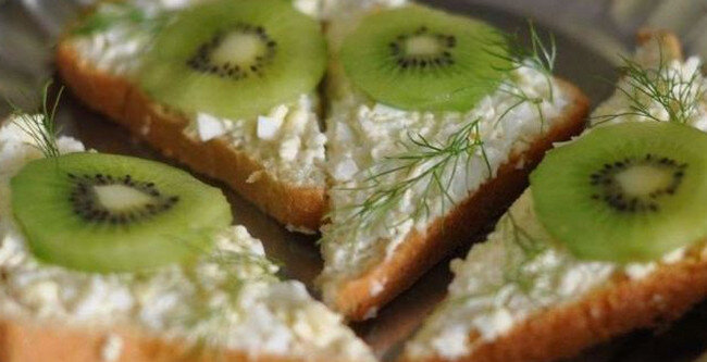 Необычные бутерброды с киви и чесноком для вашего стола